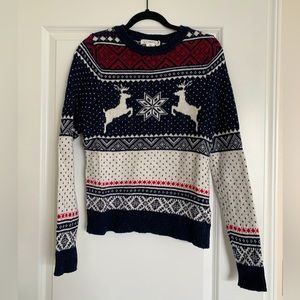 The perfect winter sweater! Reindeer motifs, comfy & cute.